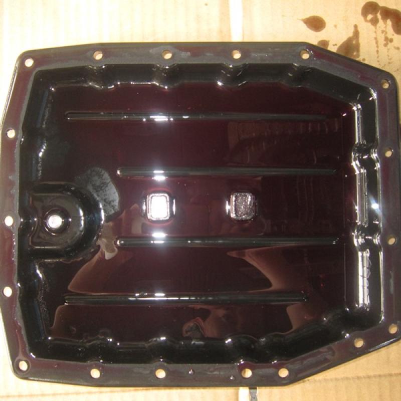 オイルパン内は少量の鉄粉がマグネットに付着していました。
金属摩耗から出る鉄粉がフィルターを詰まらせトラブルが表面化しますが、SOD-1 Plusを添加することでトラブルの原因となる金属摩耗を抑制し