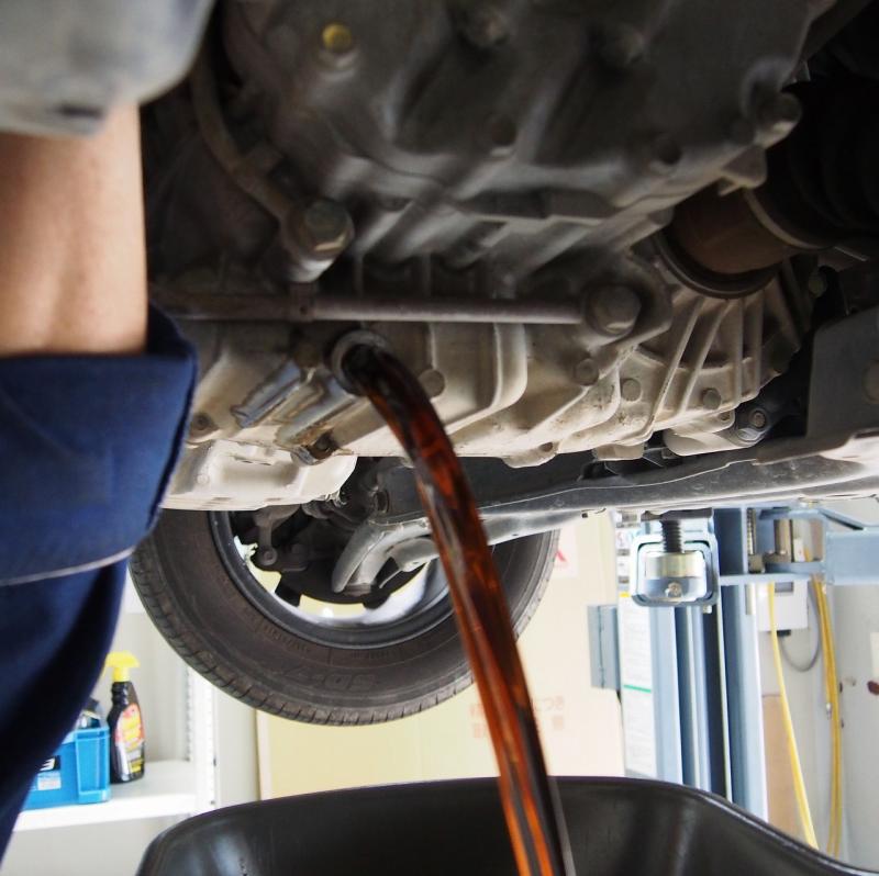 シフトレバーの操作が終了した後、エンジンを停止し再度フルードを抜きます。