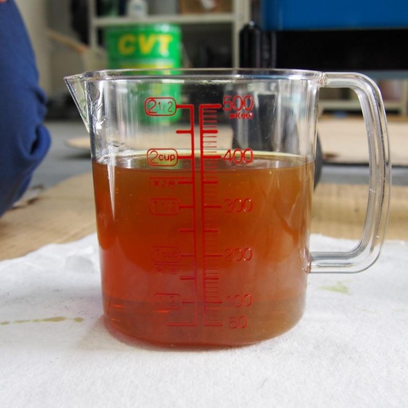 今回の車両ではフルード総油量5.7Lです。
AT・CVTへのSOD-1Plus添加は総油量の7%ですので、
SOD-1Plusが約380cc、フルードが約５Lの合計5.4Lとなるようにします。