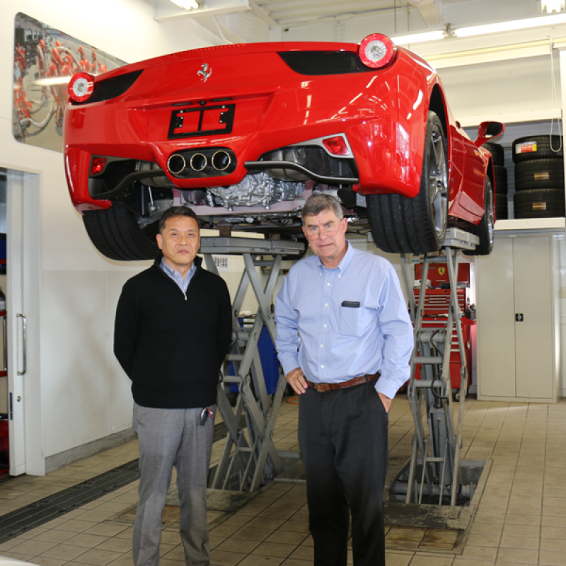 左：弊社園田社長は自身でスーパーカーを購入し、製品の品質を立証しています。
右：顧問弁護士アンドリュートムソン先生はシドニー五輪パラリンピックの担当大臣という凄い経歴をお持ちの方です。