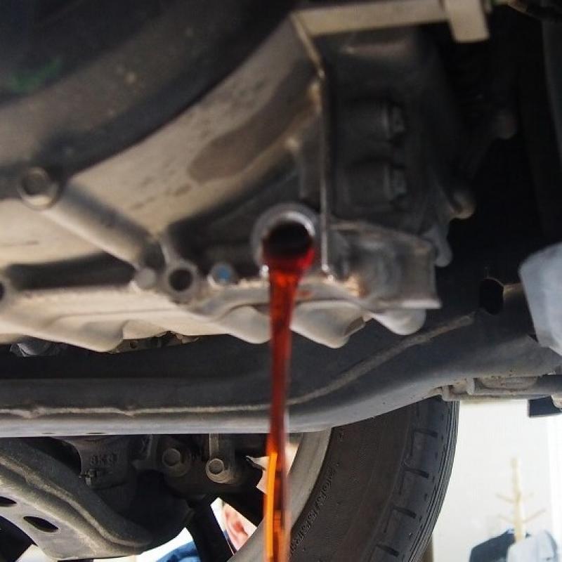 ドレンを外しフルードを排出します。