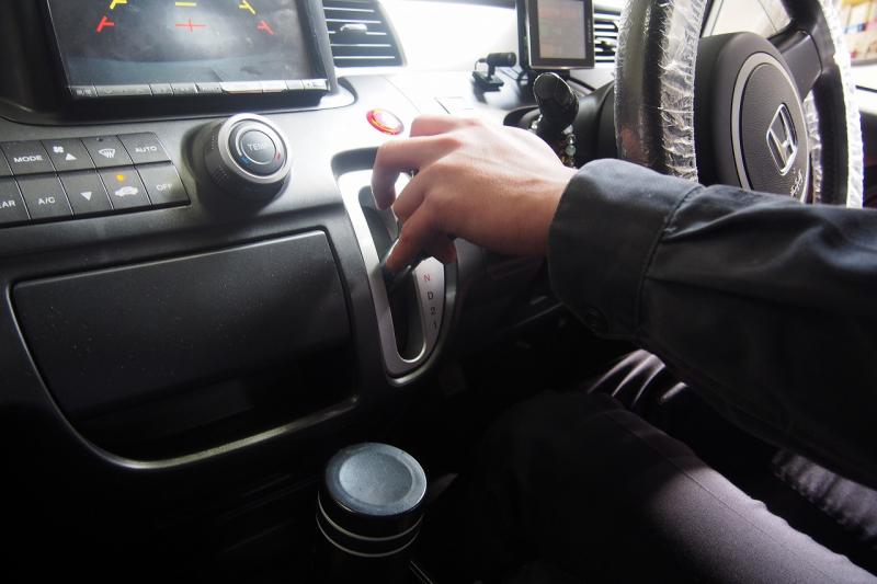 フルードを補充後エンジンを始動し
Ｐ⇒Ｒ⇒Ｎ⇒Ｄ
