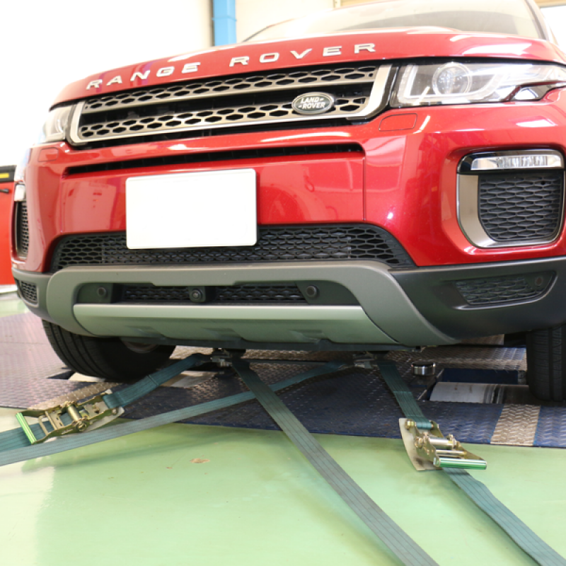 ローラーの上で走らせる為、車両を前後ワイヤーでしっかりと固定します。