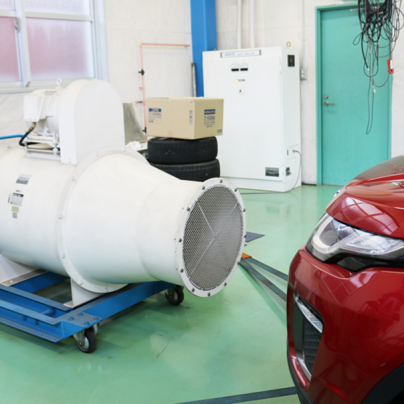 通常走行のように風が当たらない為、送風機でエンジンを冷やします。