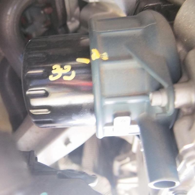 アンダーカバーを外すとこちらのエレメントが見えます。
しっかり整備されている為、各箇所に線が引いてあります。