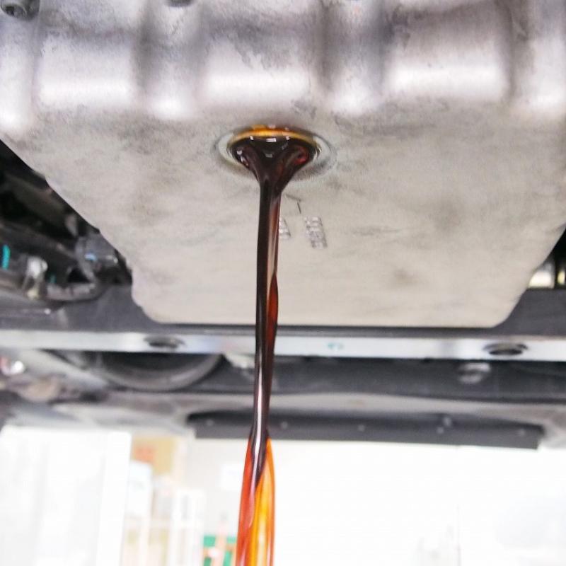 エンジンオイルを抜きます。
総油量９Ｌの為、少し時間がかかりました。