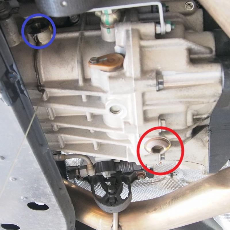 ミッション側のオイルを排出していきます。
赤がドレンです。
紫がリフィルです。
