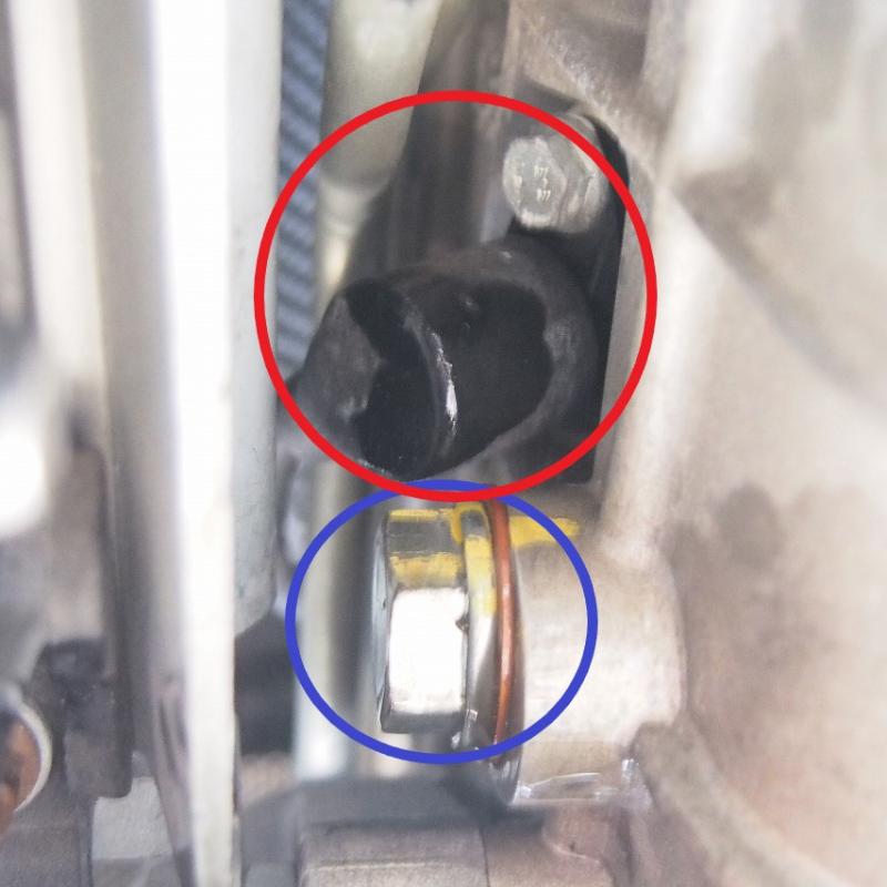 フルード量を確認しドレン（青枠）を締めます。
※ドレンのすぐ上にセンサー（赤枠）がある為、ドレンの取り外し時に当たらない様に注意が必要。
今回では肉薄の眼鏡レンチを使用して対応しました。