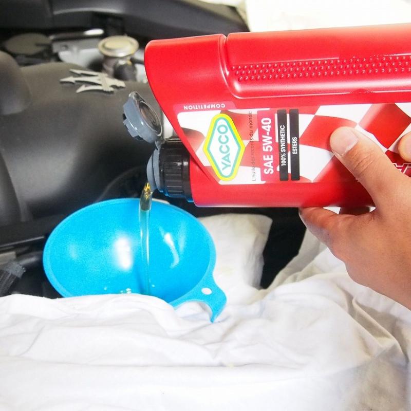 エンジンオイルを添加します。