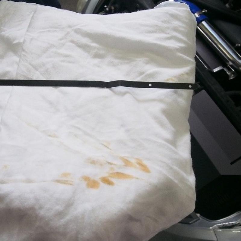 レベルゲージでフルード量を確認します。