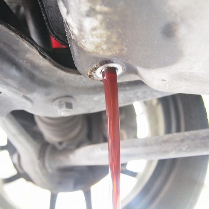 ドレンからフルードを排出させます。