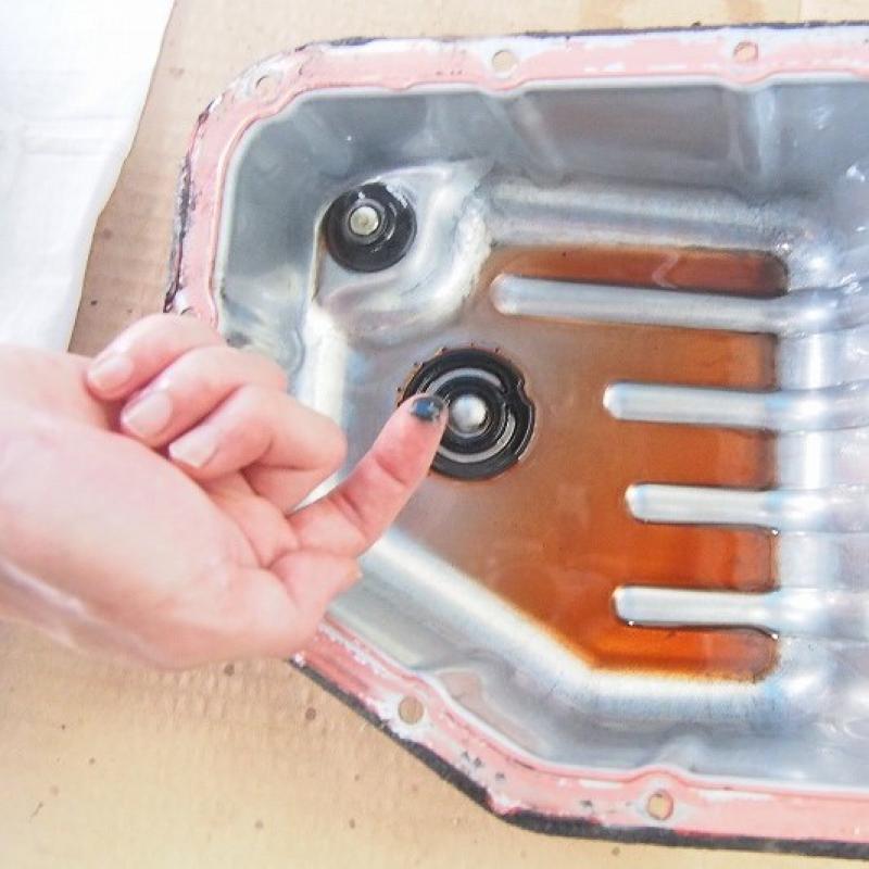 黒いのはマグネットに付着していた鉄粉です。
金属摩耗から出る鉄粉がフィルターを詰まらせトラブルが表面化しますが、
SOD-1Plusを添加することでトラブルの原因となる金属摩耗を抑制します。
