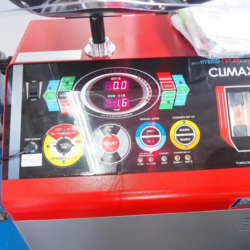 チェンジャーでフルード交換をします。
※エンジンをかけた状態。