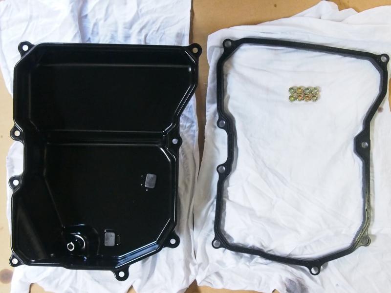 左：オイルパンとマグネットは清掃
右：パッキンは新品に交換し、シリコングリスを塗布
　
