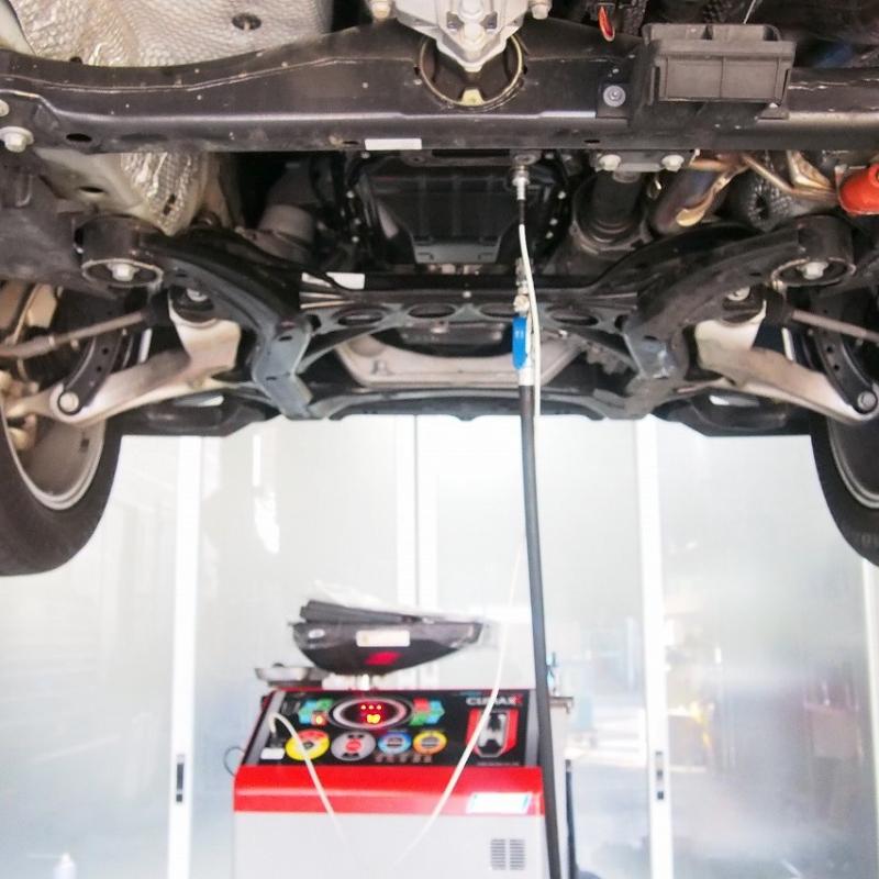 抜けた量を補充後、チェンジャーを使い自動交換を行います。
※エンジンをかけた状態。

