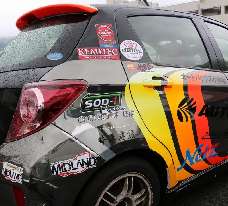 こちらの車両はオートバックス小林店様のVITZです。
ステッカーを貼って頂きました！