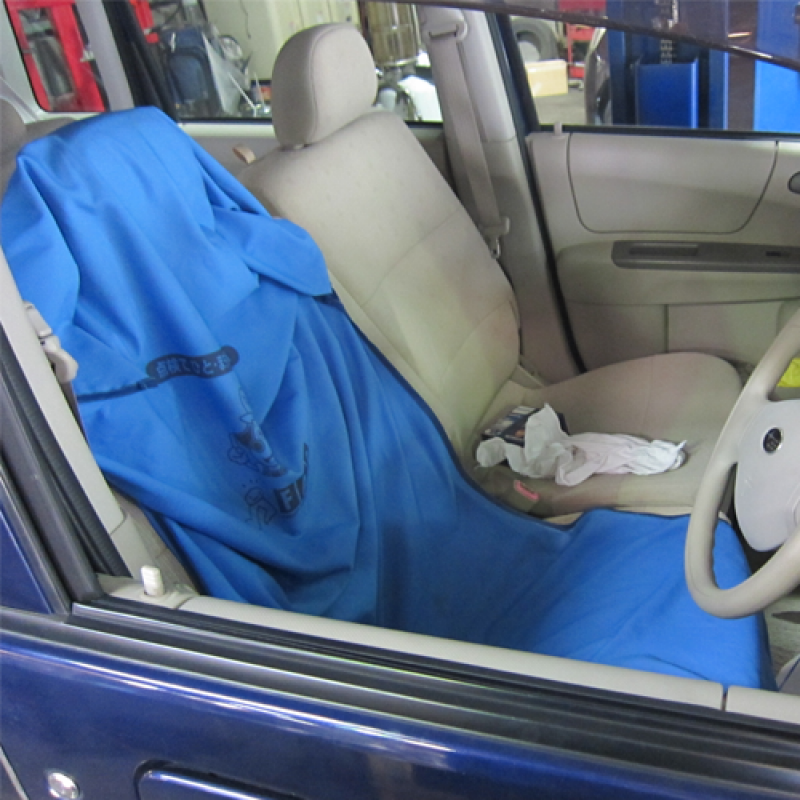 シートカバー、足元にはビニールマットを敷いて作業開始です。