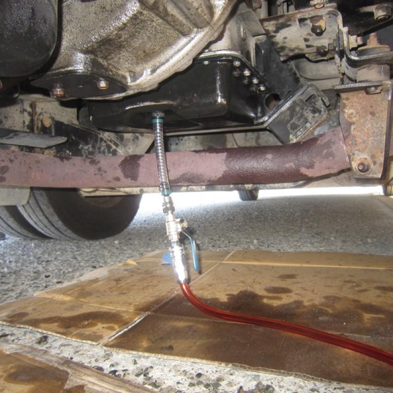 ハンドポンプを使用してフルードの交換です。