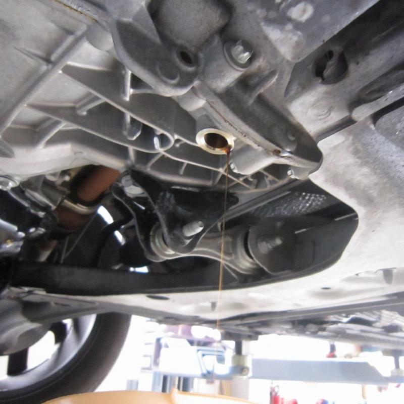 DCTフルードを抜いて行きます。