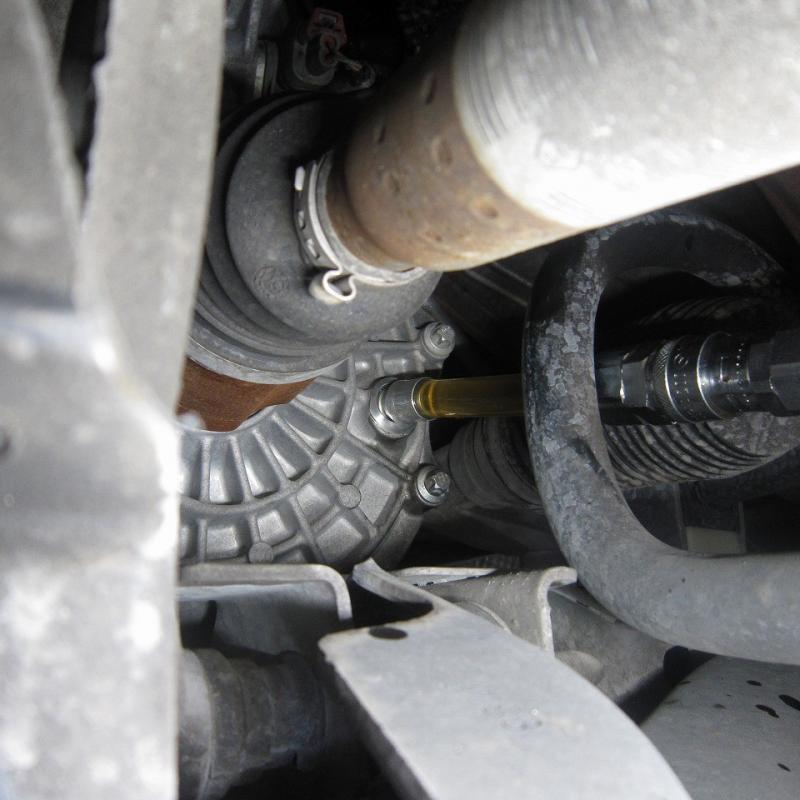 今回は総油量が少ない為、シリンジでSOD-1Plusとフルードを入れます。