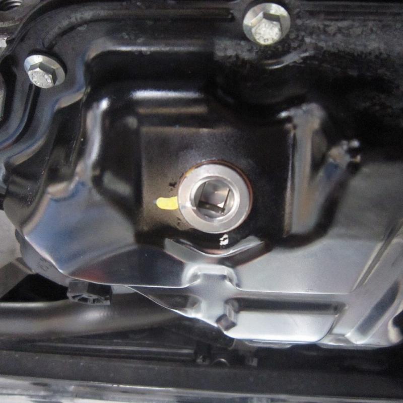 エンジンオイルを交換します。