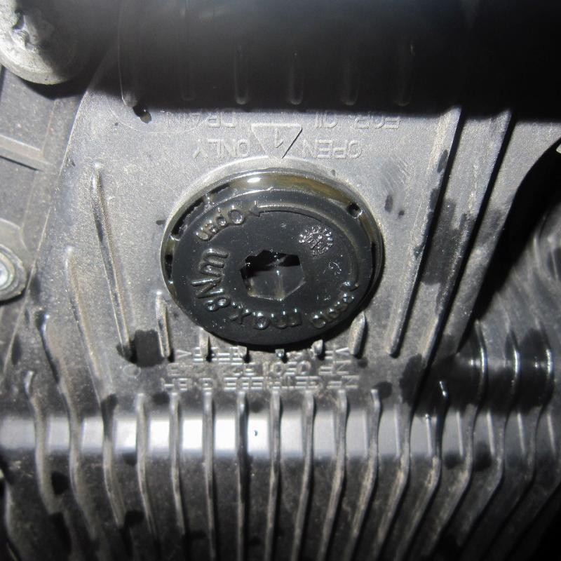 こちらのドレンからフルードを排出します。
フルードの循環を行う際に再利用します。