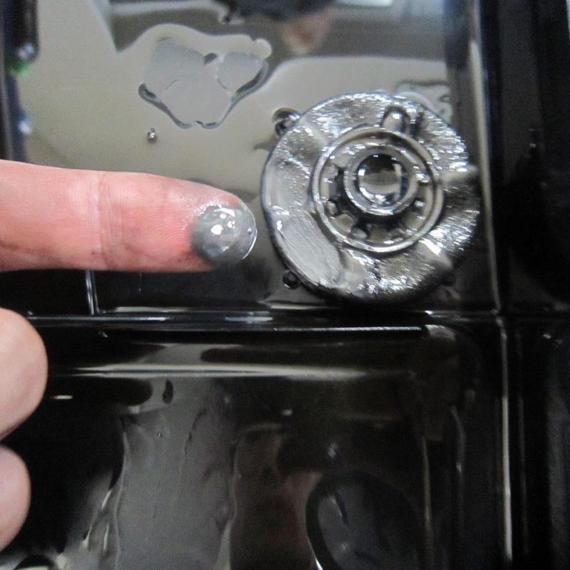 オイルパンマグネットに鉄粉が付着しています。
金属摩耗から出る鉄粉がフィルターを詰まらせトラブルが表面化しますが、SOD-1 Plusを添加することでトラブルの原因となる金属摩耗を抑制します。