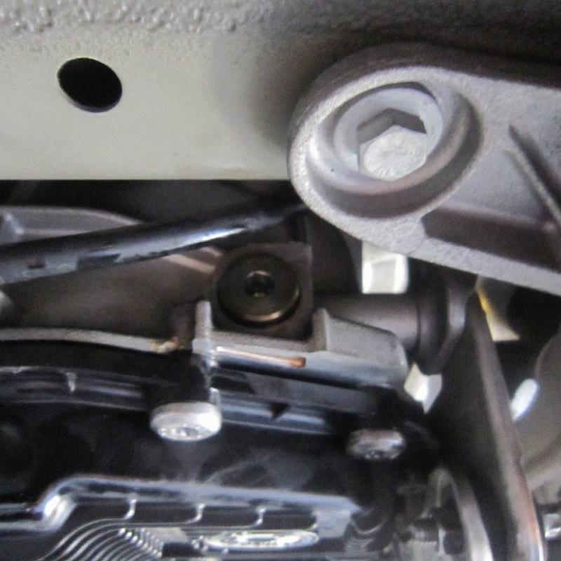 油量点検・給油用ドレンがあります。