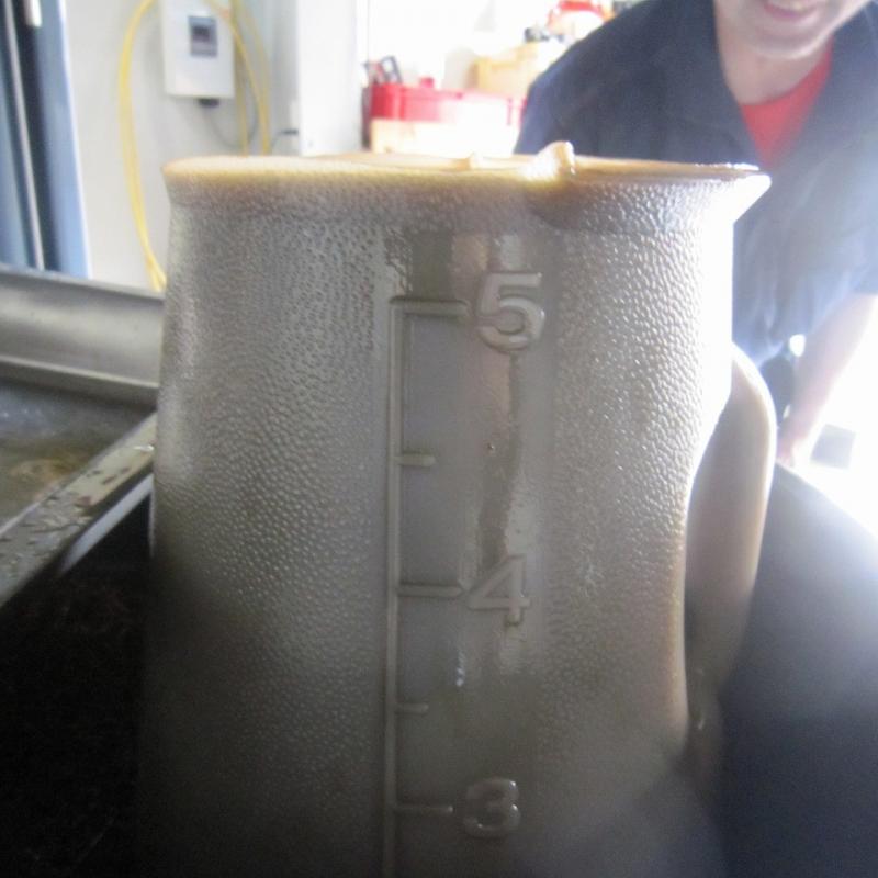 排出される量は4.5L程
オイルパンを取り外して更に1.5L程抜け為
排出されたフルード合計6Lとなりました。