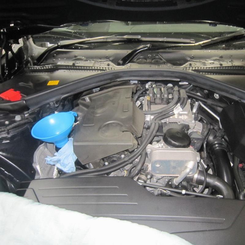 エンジンオイル交換とエレメント交換+SOD-1Plusの添加をします。