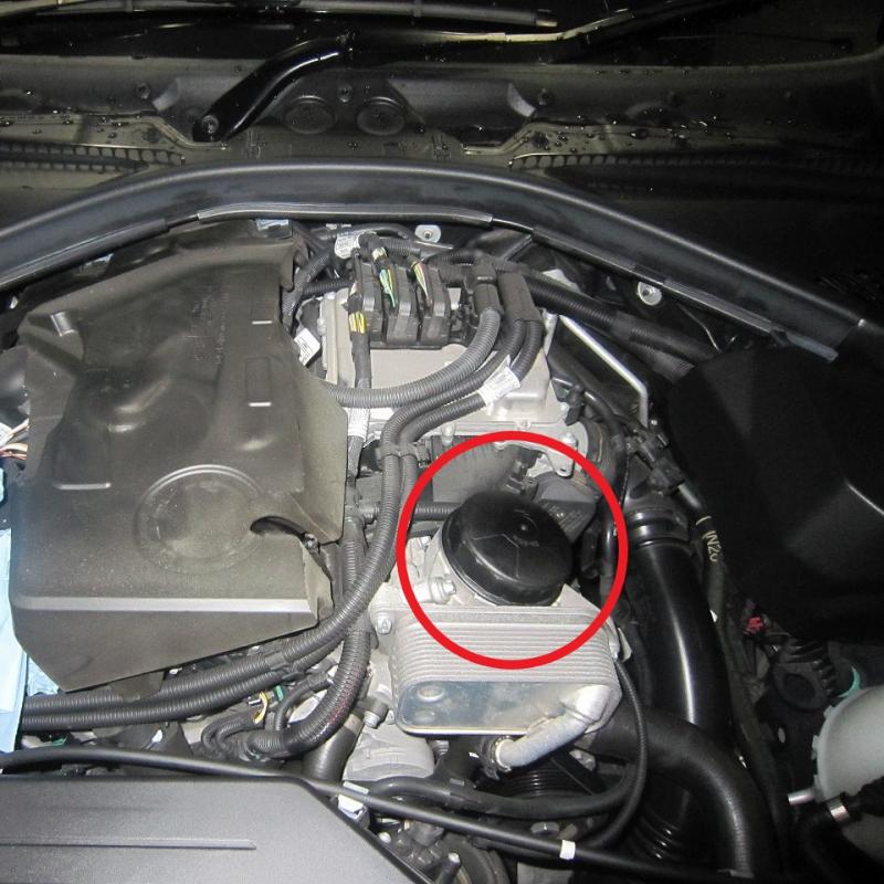 赤マークの黒いキャップにエレメントがあります。