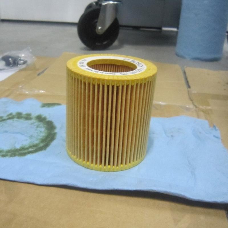 新品オイルエレメントと交換します。