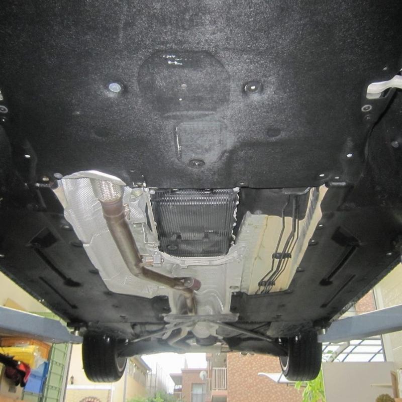 続いてATフルード交換を行います。
アンダーカバーを外すとオイルパンが出てきます。