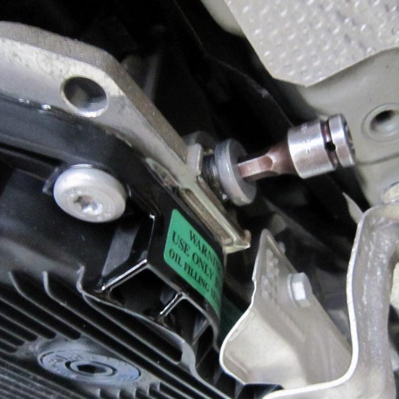 油量を確認します。(油温：40℃±5)
※エンジンをかけた状態
