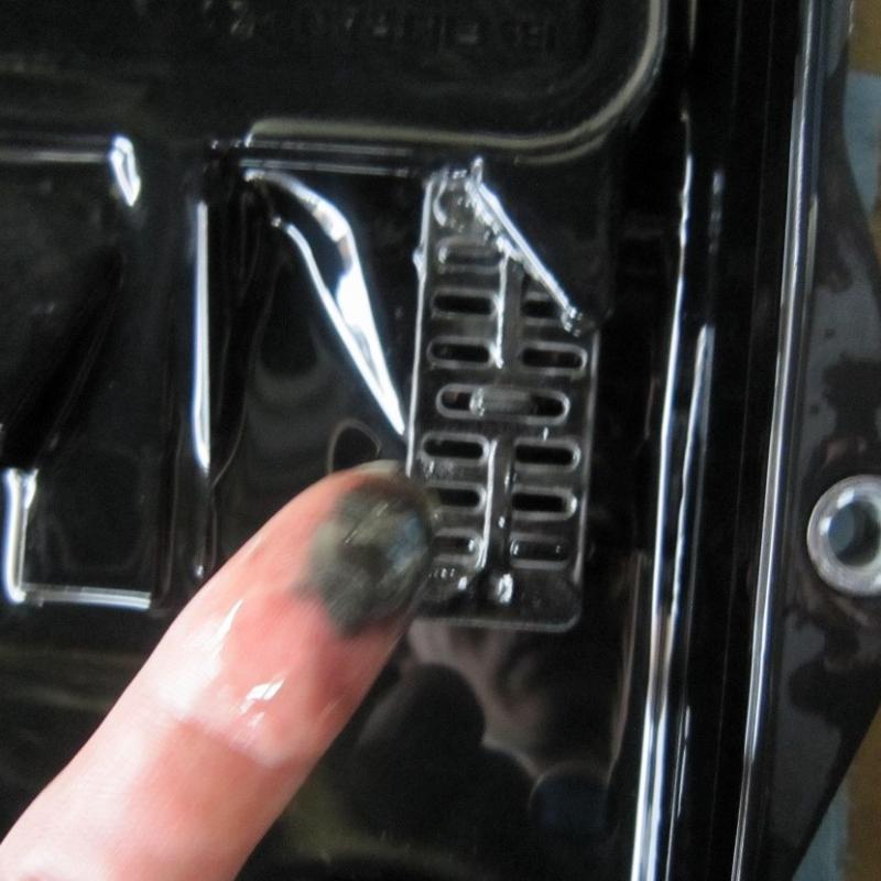 オイルパンのマグネットに鉄粉が付着しています。
金属摩耗から出る鉄粉がフィルターを詰まらせトラブルが表面化しますが、SOD-1 Plusを添加することでトラブルの原因となる金属摩耗を抑制します。
