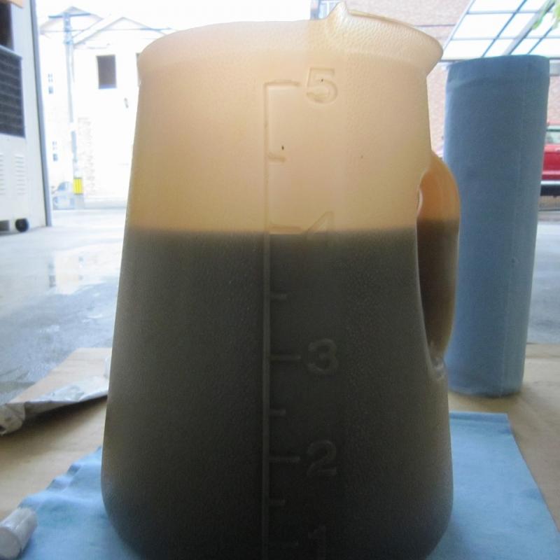 オイルパンまで取った時に排出したATFの量は４Lです。
この量を最初に入れるフルード量の最低基準として入れていきます。