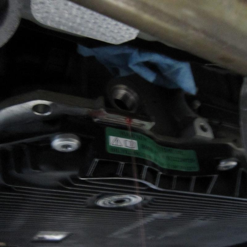 エンジンを掛けてフルードが少し垂れてくるまで入れていきます。
適量になったのを確認し循環洗浄を行います。