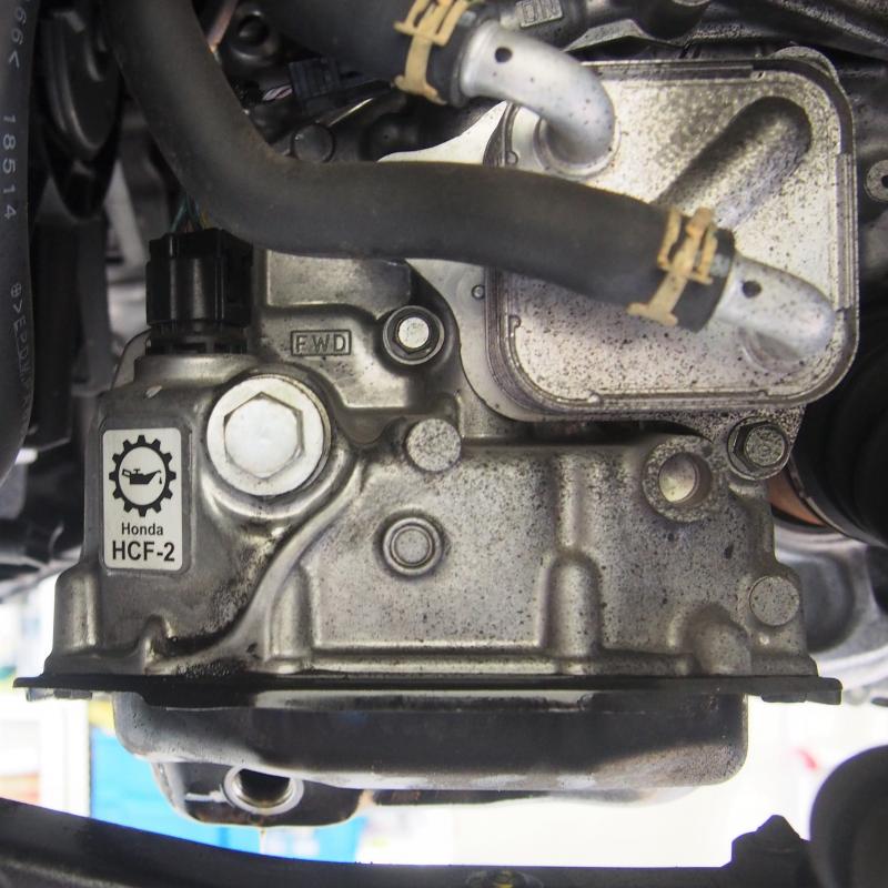 真ん中より左に見えるのが給油側のプラグになります。