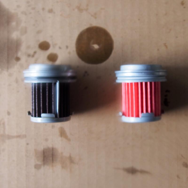 右側が新品のフィルターです。