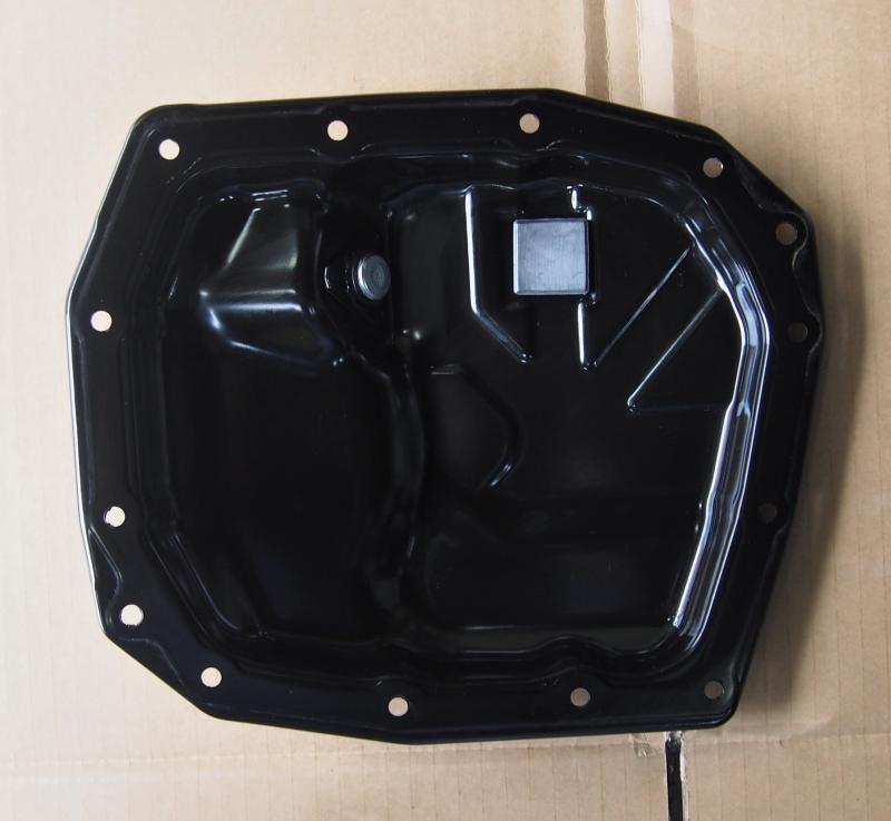 オイルパン内とマグネットに溜まった鉄粉を清掃します。