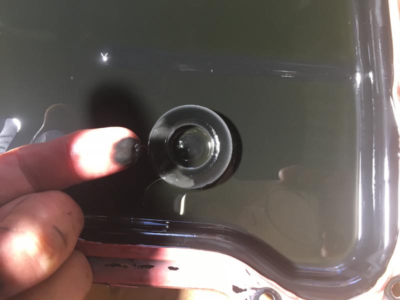 マグネットに鉄粉が堆積しているのが確認できました。
金属摩耗から出る鉄粉がフィルターを詰まらせトラブルが表面化しますが、SOD-1 Plusを添加することでトラブルの原因となる金属摩耗を抑制します。