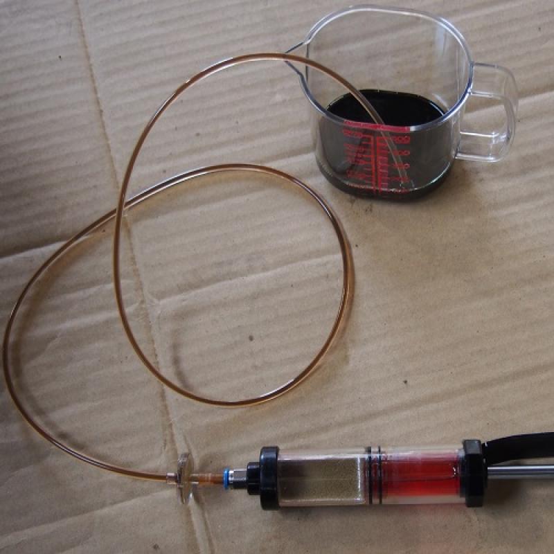 まずは、コンタミチェックです。
フルードの色は真っ黒になっていました。