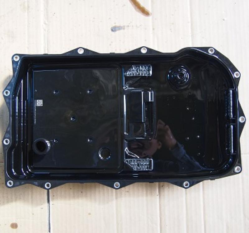 オイルパンを外します。
今回の車両はオイルパンとストレーナーが一体式となっておりますのでオイルパンごと交換です。
ドレンが樹脂製なので、外す際と締め込む際には割れないように注意が必要です。