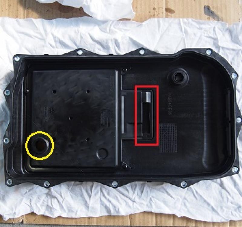 新しいオイルパンです。ストレーナー一体型です。
循環してきたフルードは赤枠部から吸い上げられ、黄枠部を通してバルブボディへ送られます。