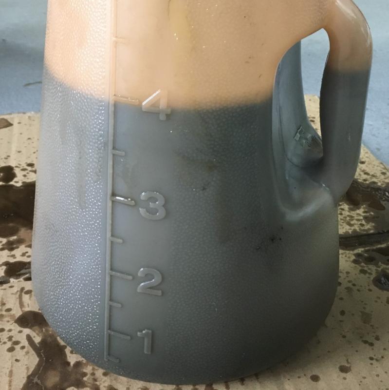 ドレーンから抜けたオイル量になります。
約4L抜けました。