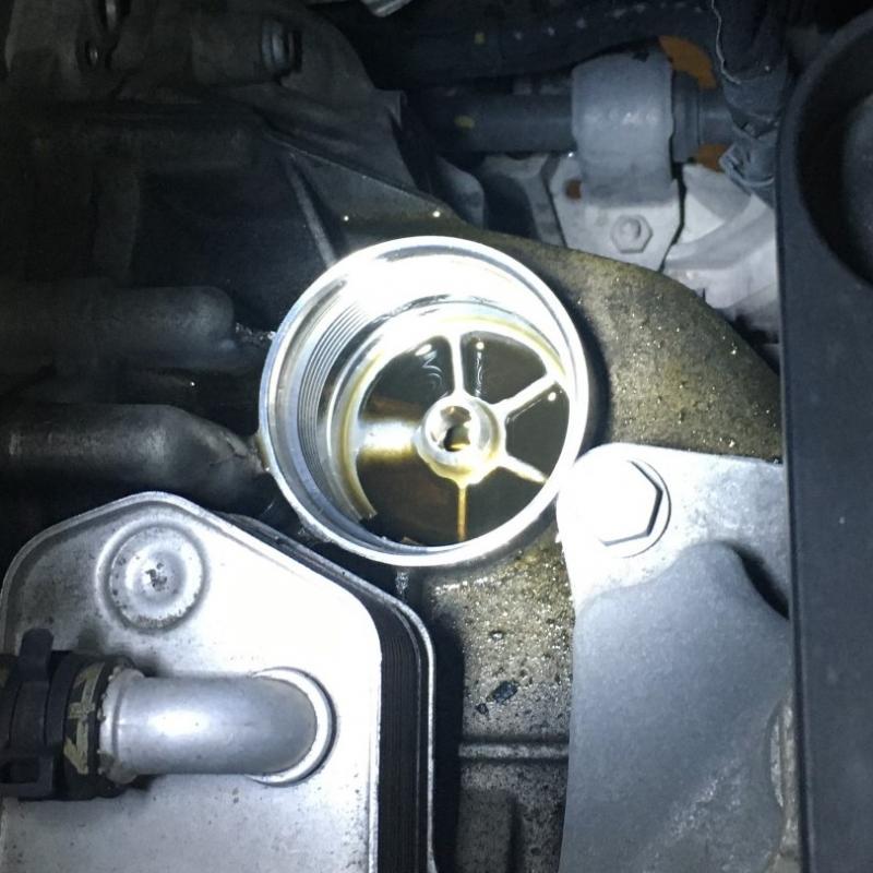 Oリングの当たり面を清掃します。
※フィルター内は圧力が高くなるため隙間があるとそこからオイルが滲んでしまいます。