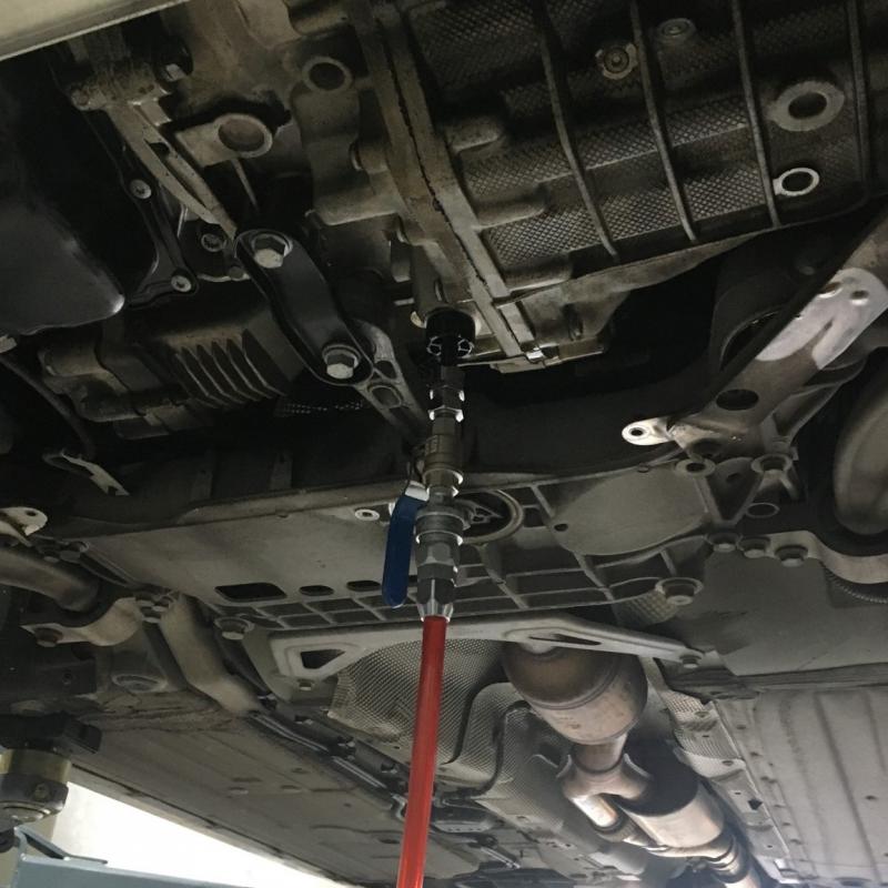 フルードを注入します。
最後に油量確認をして終了です。(油温：Pレンジ40℃±5)
※エンジンをかけた状態
