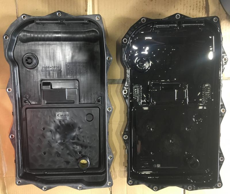 外したオイルパンと新品オイルパンとの比較です。
両者ともマグネットがついており、内部摩耗による鉄粉をキャッチします。