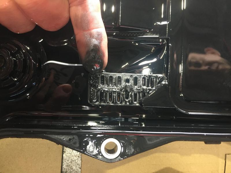 外したオイルパンのマグネット部です。
金属摩耗から出る鉄粉がフィルターを詰まらせトラブルが表面化しますが、
SOD-1Plusを添加することでトラブルの原因となる金属摩耗を抑制します。
