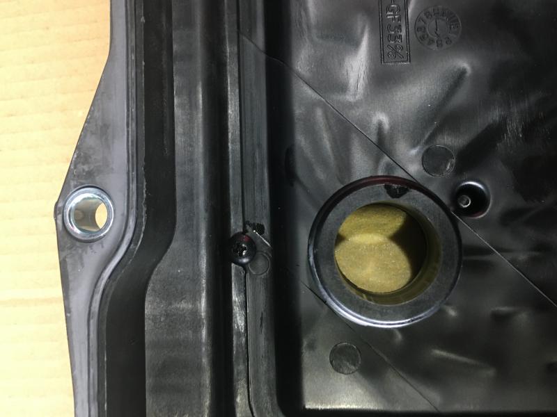 新しいオイルパンを取り付けます。
フィルター部の違いは、先程のものと比べると一目瞭然です。